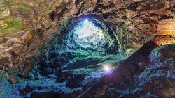 Las fotos desmerecen lo impresionante que es el Algar do Carvao en Terceira