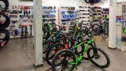 Exposición de bicis en la tienda