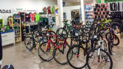 Exposición de bicis y material