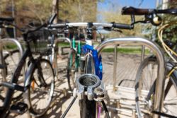 Cuidado con el sillín al candar la bici
