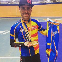 Jorge Ferrer mostrando sus medallas en pista