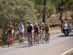 Pelotón femenino participando en cicloturista
