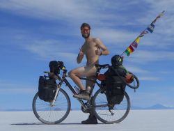 La famosa foto sin ropa en el salar de Uyuni