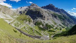 Impresionantes curvas de herradura subiendo el Stelvio por Bormio