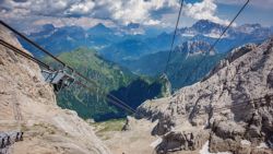 Segundo tramo de subida a la Marmolada colgados
